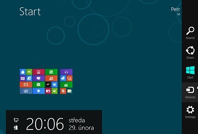 Rozhraní Metro Windows 8 Consumer Preview mj. s lištou Charms bar.