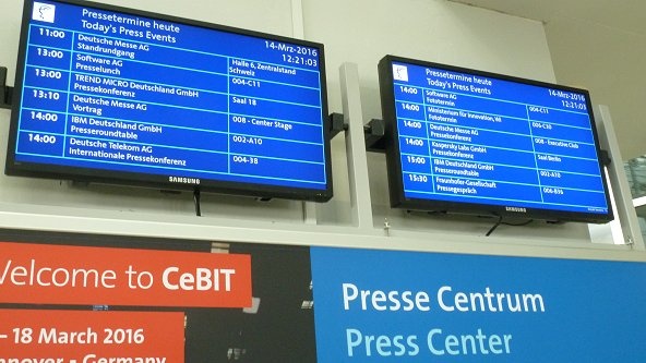 Přehled akcí pro novináře se tradičně zobrazuje na velkých LCD panelech v Press Centru