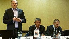 Zástupci GTS představují svou mobilní nabídku. Zleva: David Šita, generální ředitel, Pavel Brabenec, ředitel marketingové divize, Stanislav Kovář, ředitel velkoobchodních hlasových služeb.